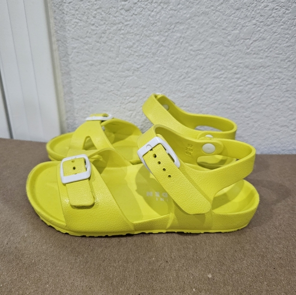 Mini Boden Neon Yellow kids youth sandals Size 1 - Picture 2 of 5